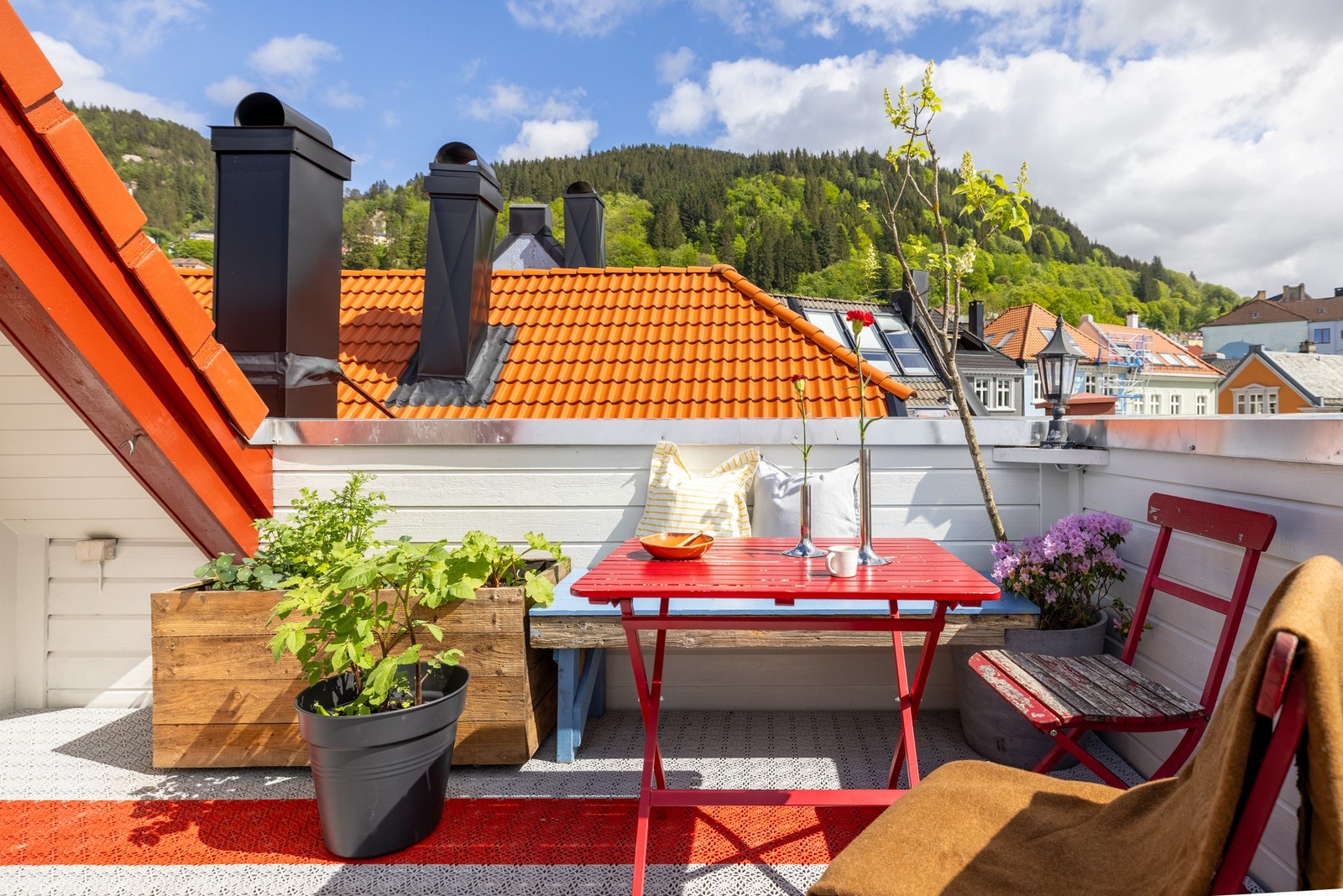 Terrassen blir en naturlig forlengelse av oppholdsrommene i sommerhalvåret og gir gode muligheter for både avslapning og hyggelige sammenkomster med venner og familie. Galleribilde