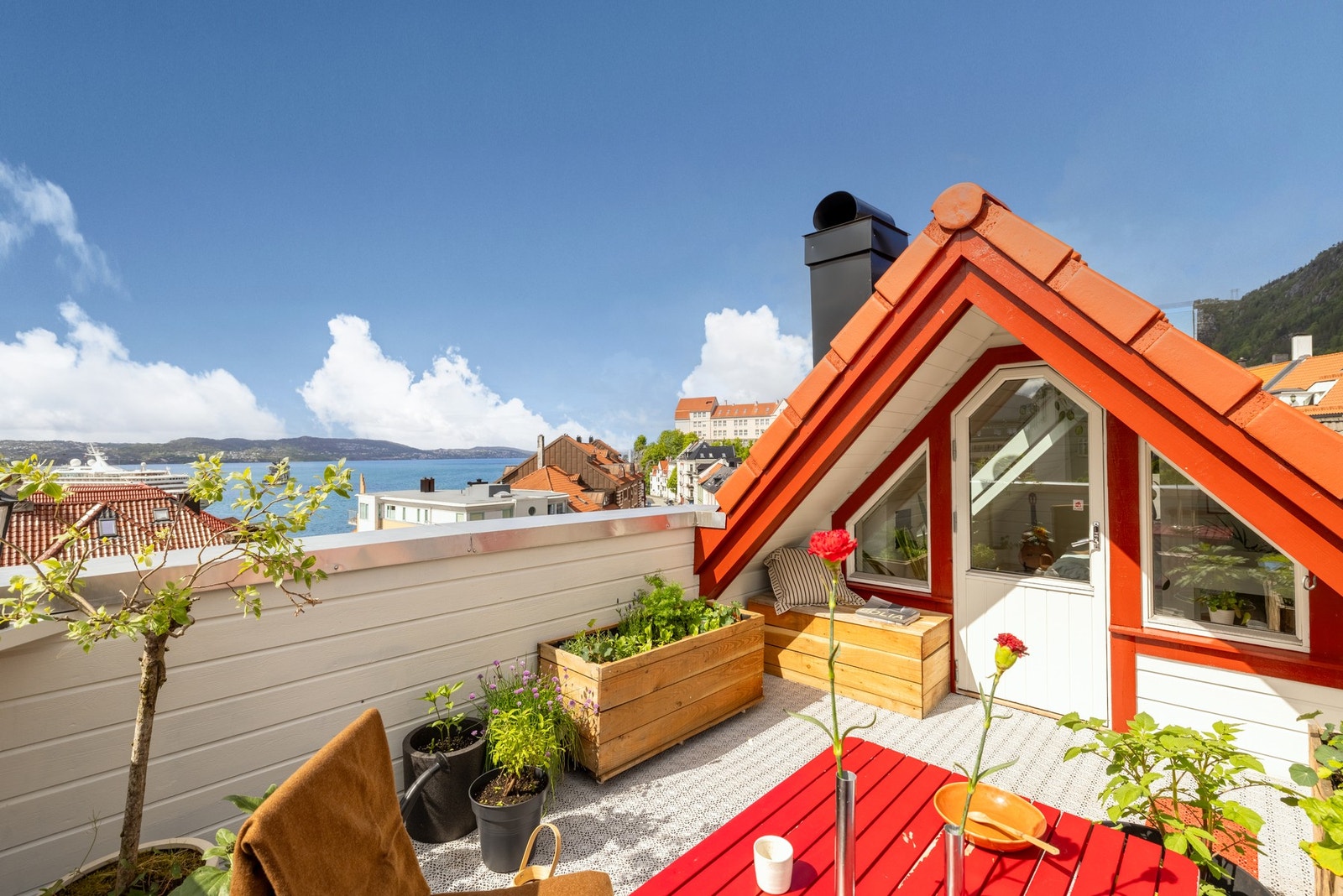 Unik toppleilighet over to plan med privat takterrasse, nydelige solforhold og fantastisk utsikt! Galleribilde