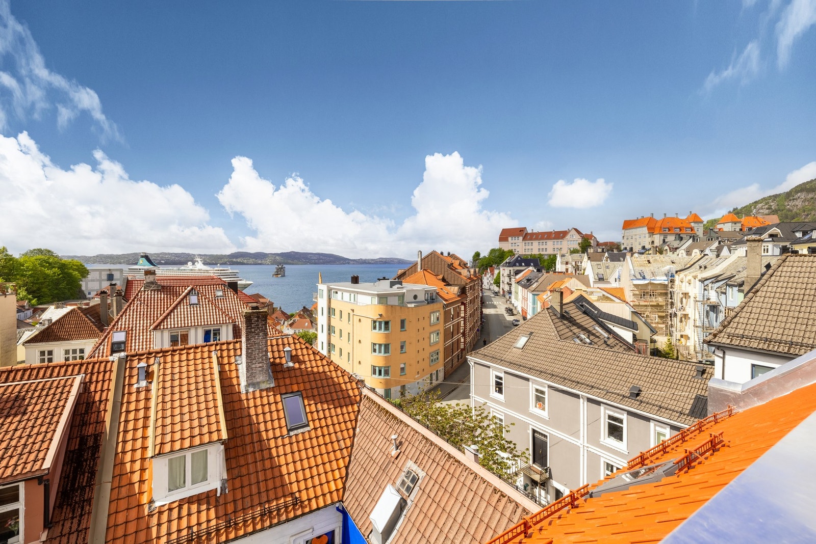 Her kan du nyte svært gode solforhold og en imponerende utsikt over byen og fjorden. Galleribilde