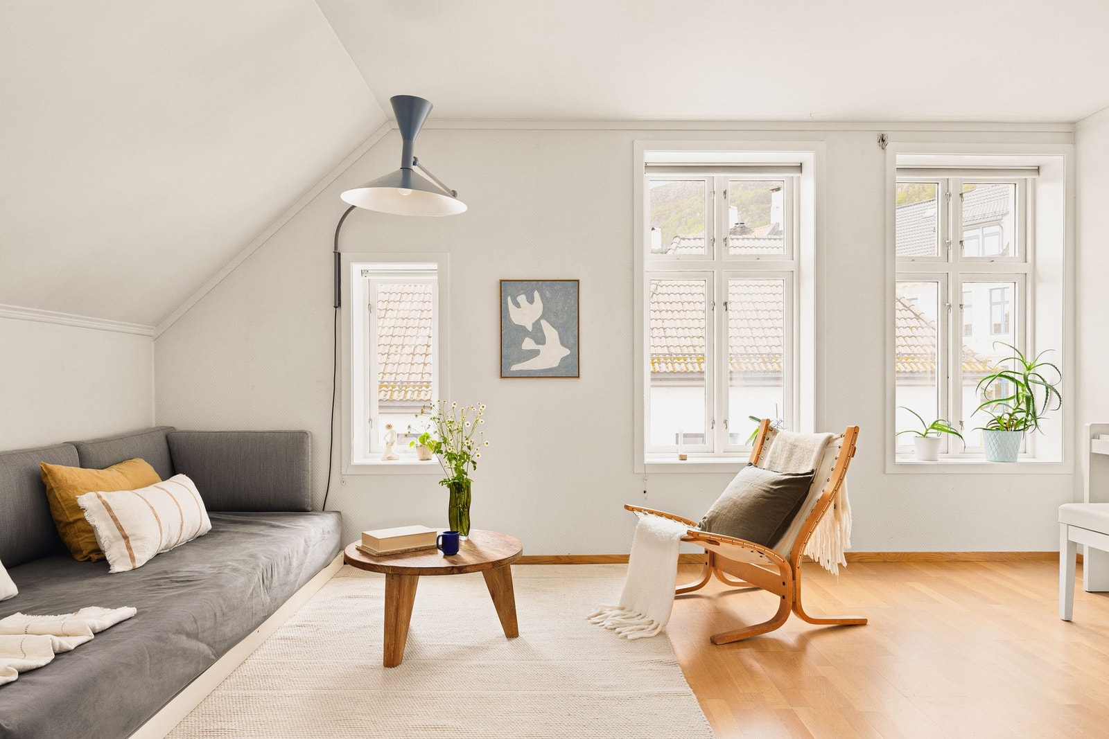 Leiligheten ligger i byggets øverste etasje og byr på en unik kombinasjon av klassiske detaljer og gode lysforhold. Galleribilde