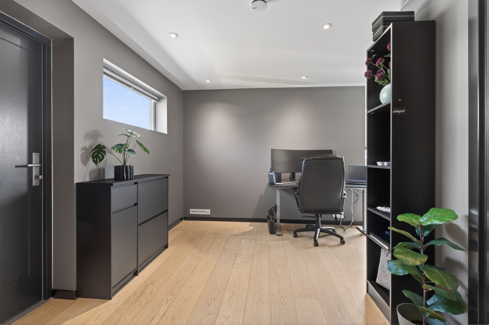 Boligen har også eget kontor med inngang fra entrè i boligen eller via separat inngang Galleribilde