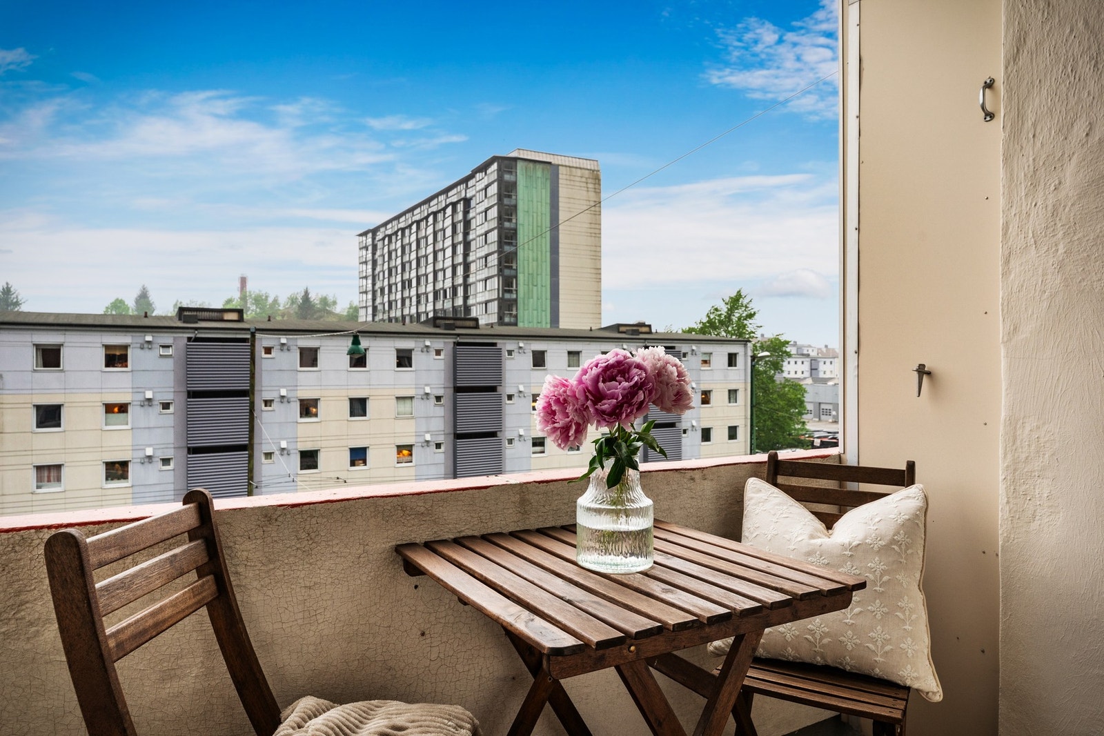 Utgang til en liten balkong med sol midtsommers fra ca. kl. 14:30-22:30 Galleribilde