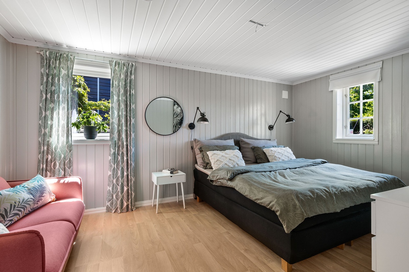 Soverom med god plass til stor seng og sofa. Galleribilde