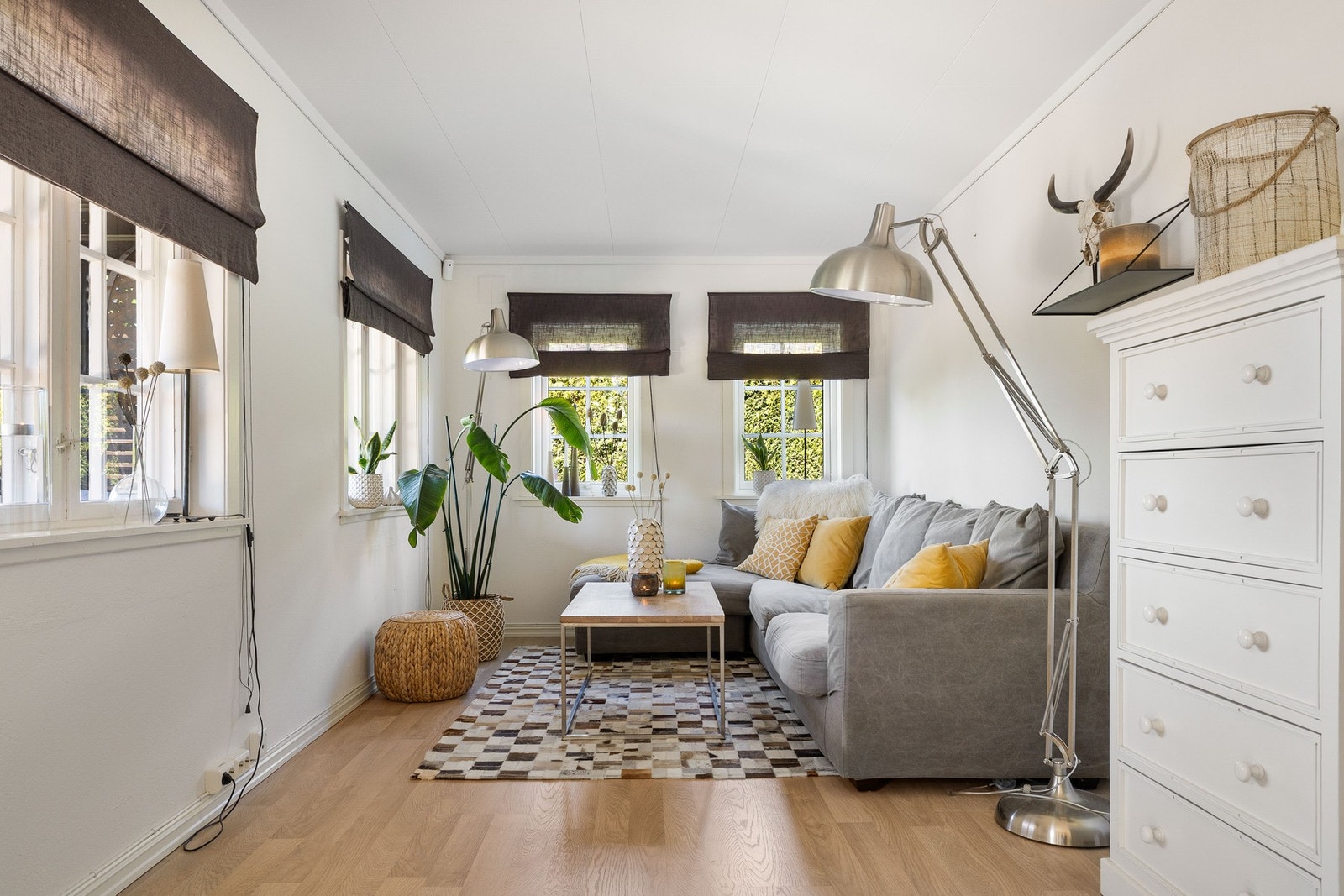 Lyst og innbydende med plass til sofa og oppbevaringsmøbler. Galleribilde