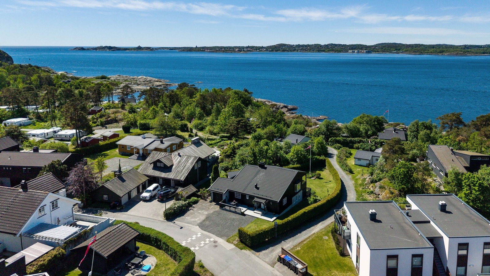 Beliggenheten gir kort vei til svaberg og bademuligheter. Galleribilde