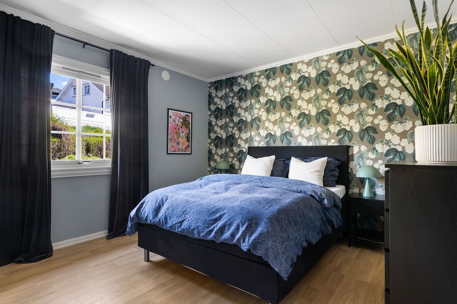 Romslig soverom i duse farger og med plass til dobbeltseng med nattbord og oppbevaringsmøbler. Garderobe. Galleribilde