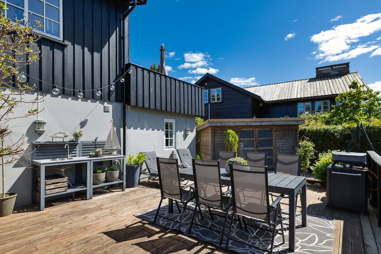 Uteplassene kan enkelt møbleres med ønskede utemøbler. Her er det plass til spisebord og grill og utekjøkken. Galleribilde