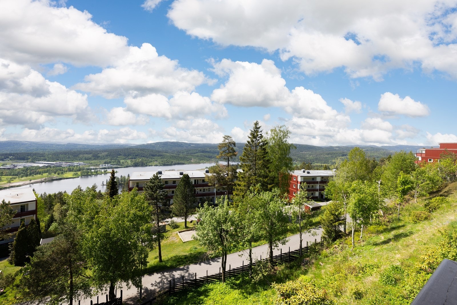 Området er perfekt for den som vil leve et aktivt friluftsliv. Nærhet til flotte tur- og friluftsområder innover i Nordmarka med fine muligheter for noen av Oslos beste naturopplevelser. Galleribilde
