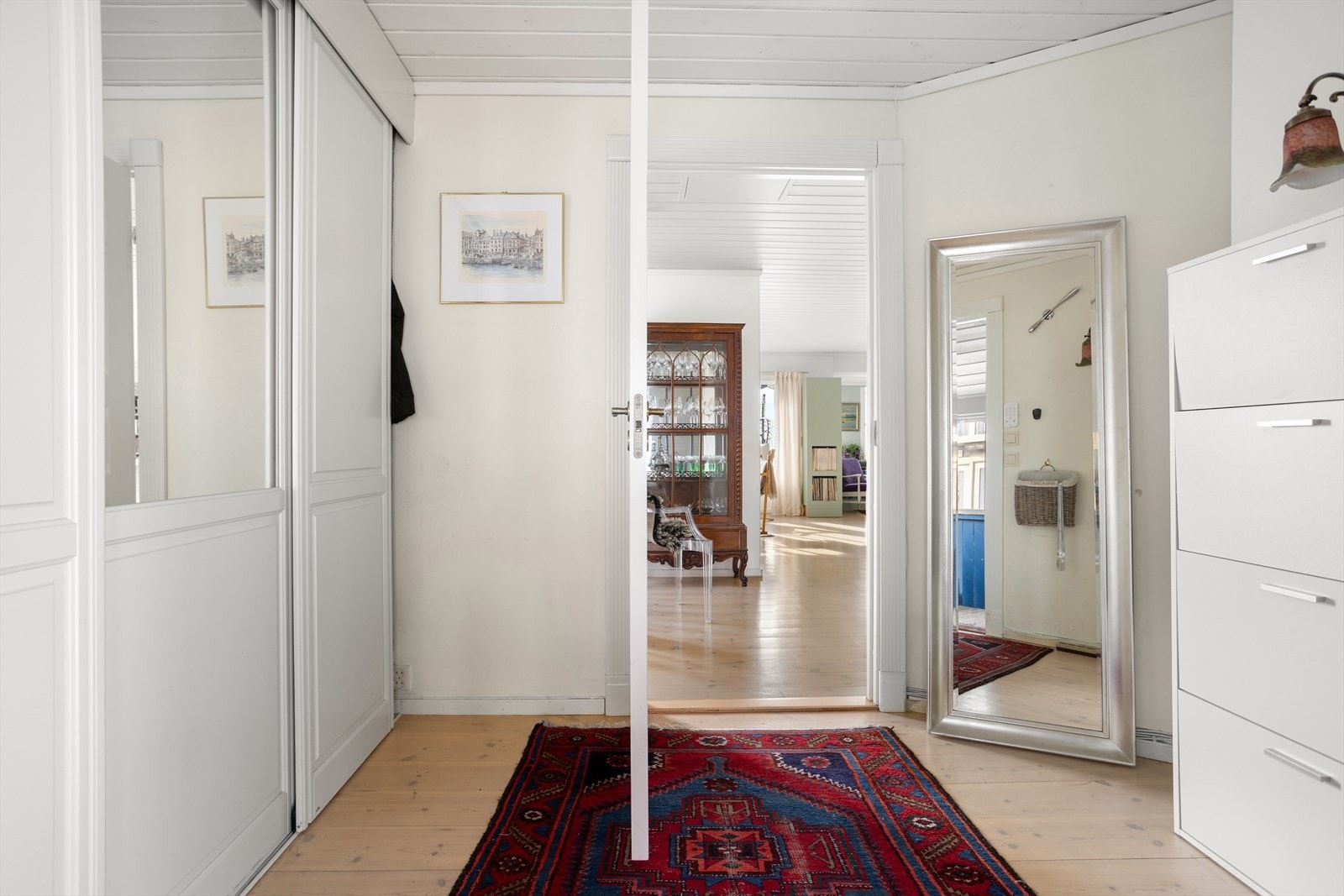 Entréen i hovedetasjen er romslig med god plass til oppbevaring av sko og yttertøy. Galleribilde