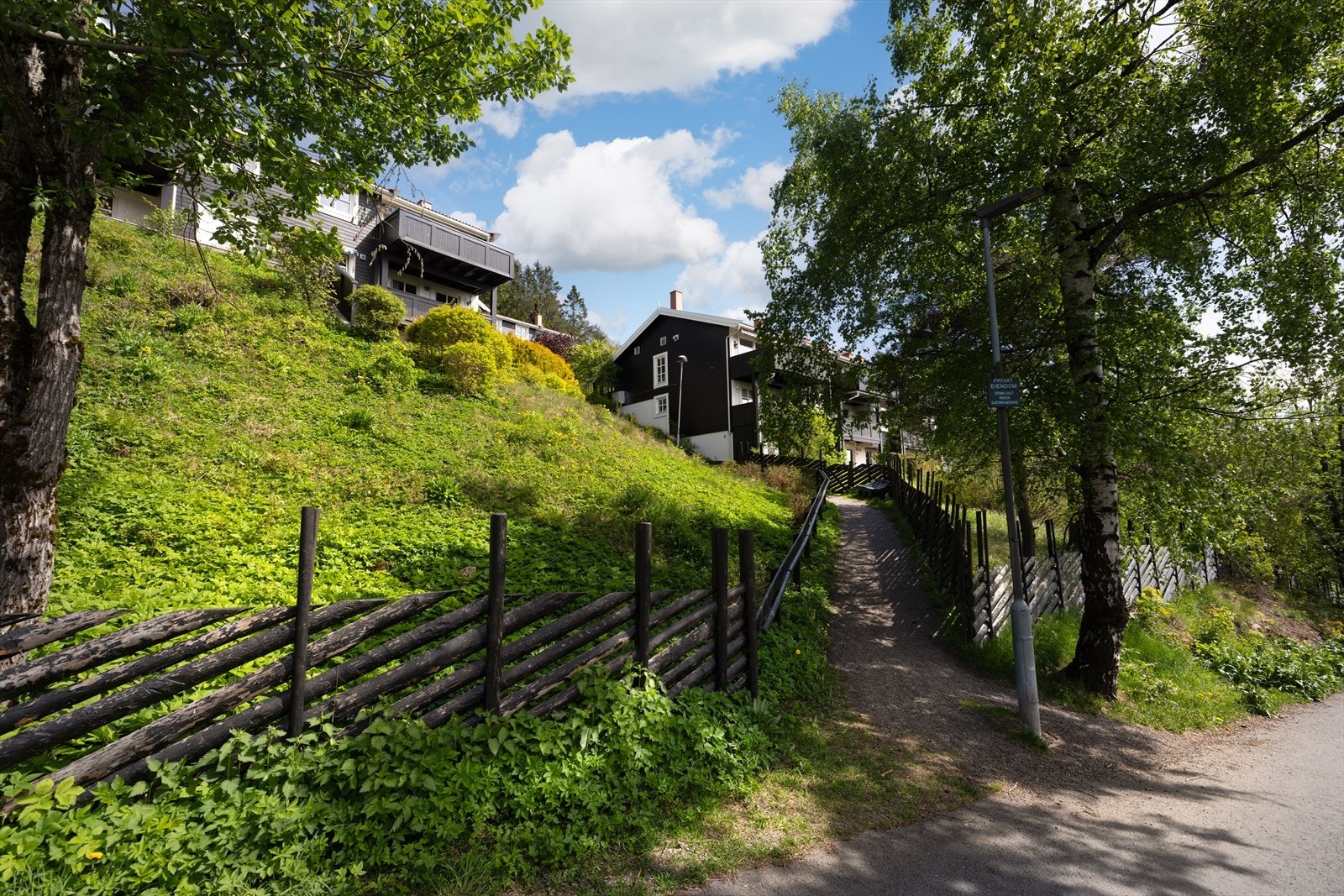 Boligen har i tillegg en barnevennlig beliggenhet med nærhet til skoler og barnehagetilbud. Det er også flere servicetilbud og gode kollektivmuligheter i nærområdet. Galleribilde