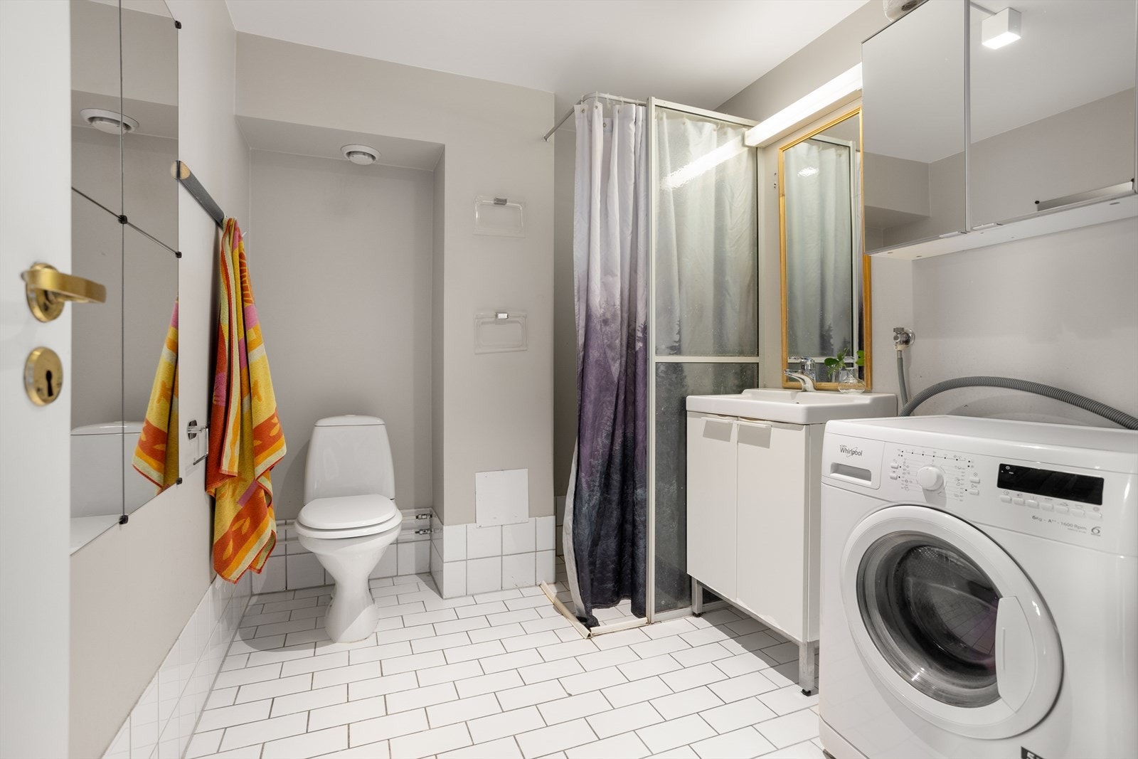Badet er fra byggeår, og består av wc, servantskap og dusj i hjørne. Det er opplegg for vaskemaskin. Galleribilde