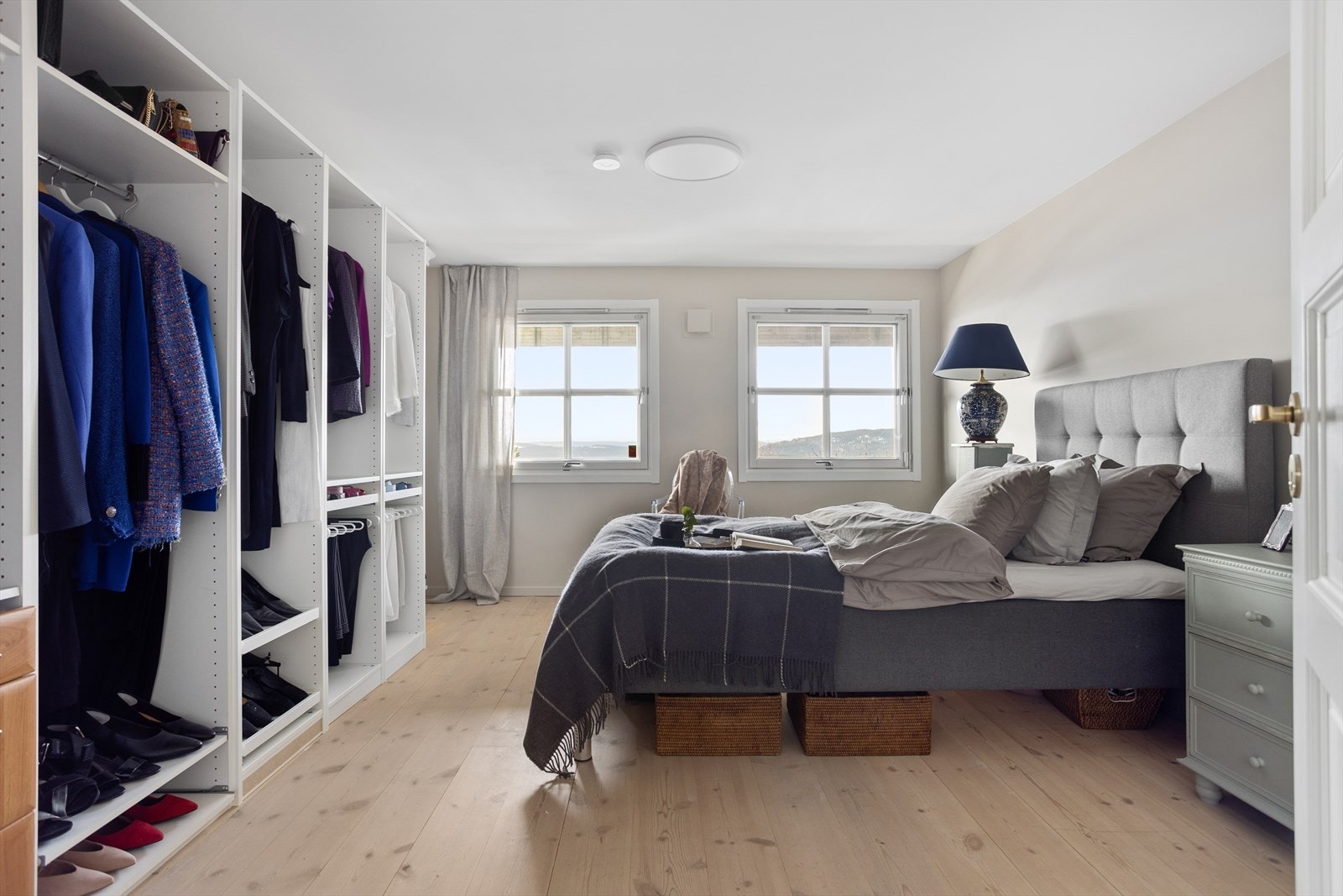Romslig soverom med god plass til dobbeltseng, garderobe og øvrig innredning. Dette rommet var opprinnelig to soverom. Galleribilde
