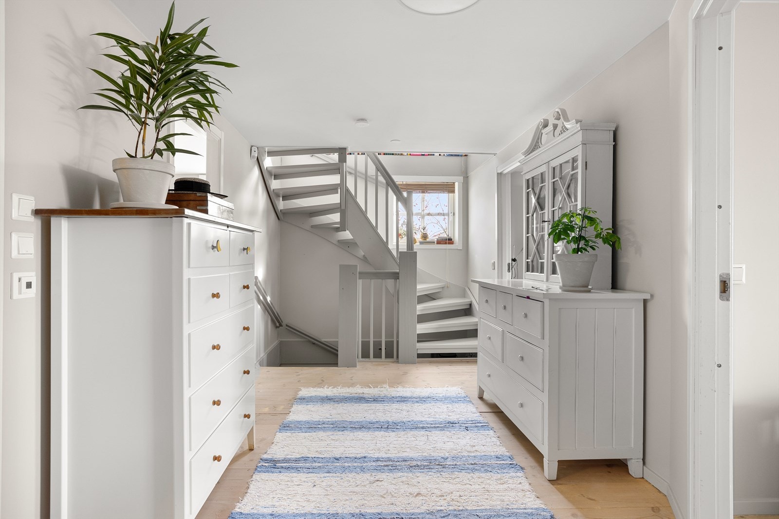 Stor og praktisk mellomgang med plass til diverse innredning. Videre kommer man ned til boligens andre underetasje. Galleribilde