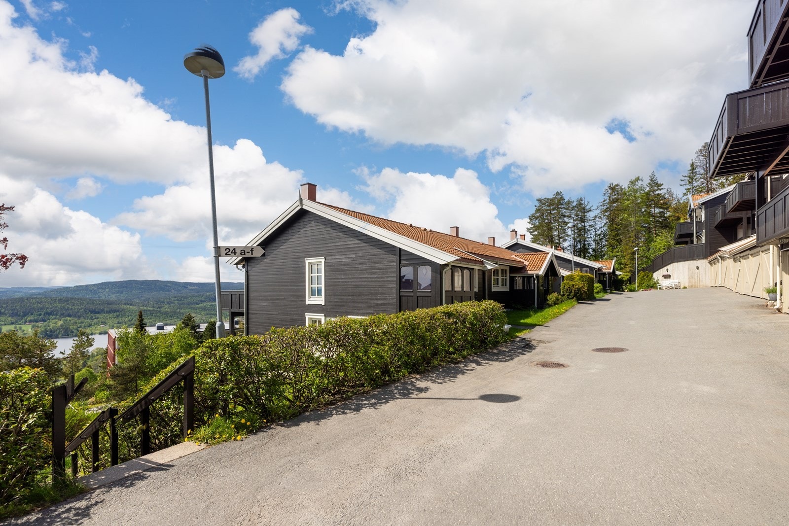 Et pent og hyggelig inngangsparti. Med boligen følger to garasjeplasser, hvorav den ene har el-billader. I tillegg er det bod på 5 m² i tilknytning til garasjen. Galleribilde