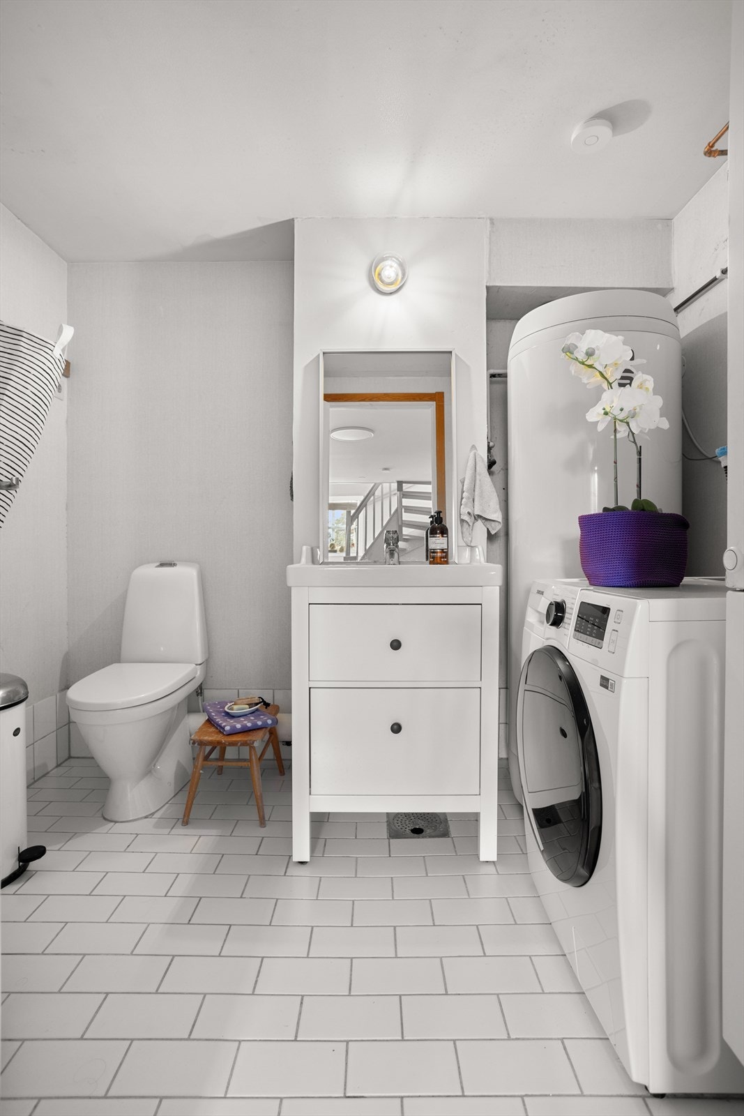 I tillegg har etasjen et toalettrom med wc og servant med skuffer under. Det er i tillegg opplegg for vaskemaskin. Galleribilde