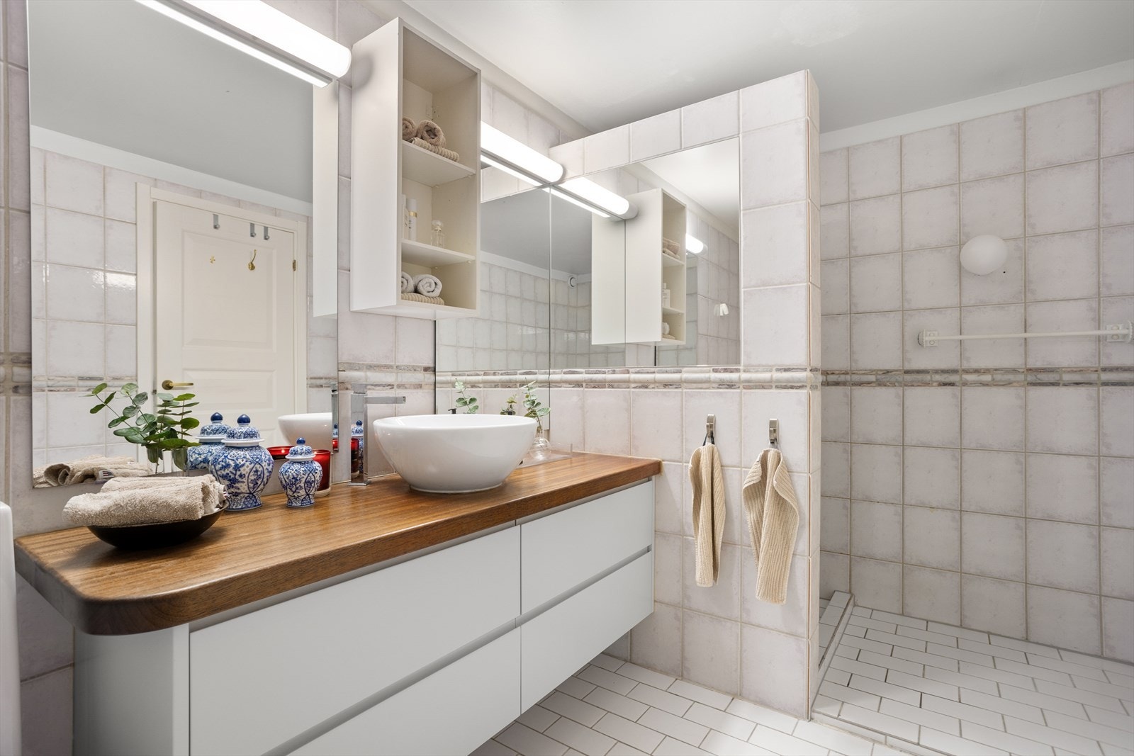 Badet er fra 1993, samt 1998 da dusjsonen ble oppgradert. Badet er utstyrt med wc, "skål" servant med skuffer under, dusj i hjørne og innmurt badekar. Galleribilde