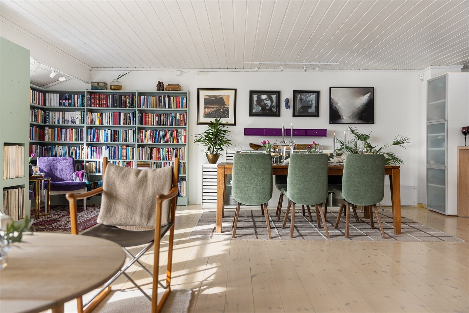 Stuen er et hyggelig og sosialt oppholdsrom med flere soner. Galleribilde