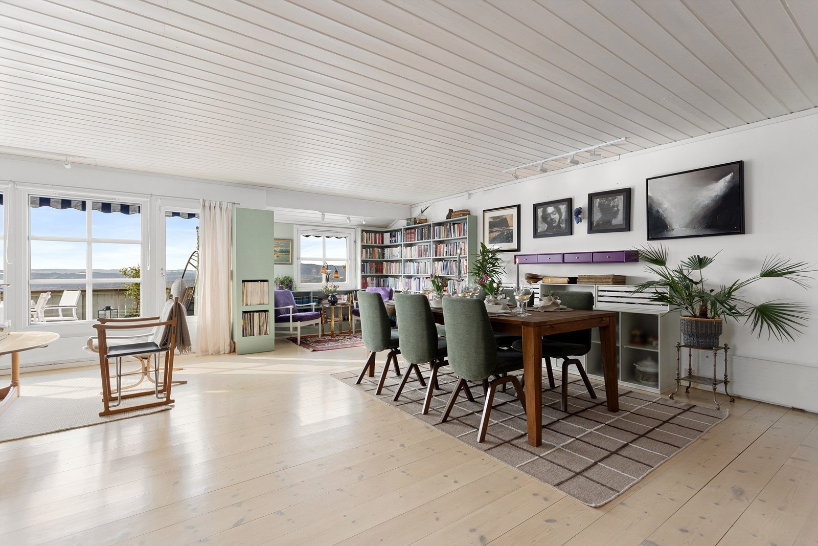 Det er god plass til både sofaseksjon, spisebord og øvrig møblement etter ønske. Galleribilde