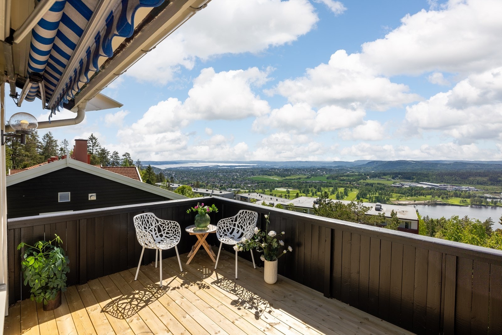 Her får man en nydelig uteplass som vender fint mot vest og som gir ypperlige solforhold på sommerhalvåret. Galleribilde