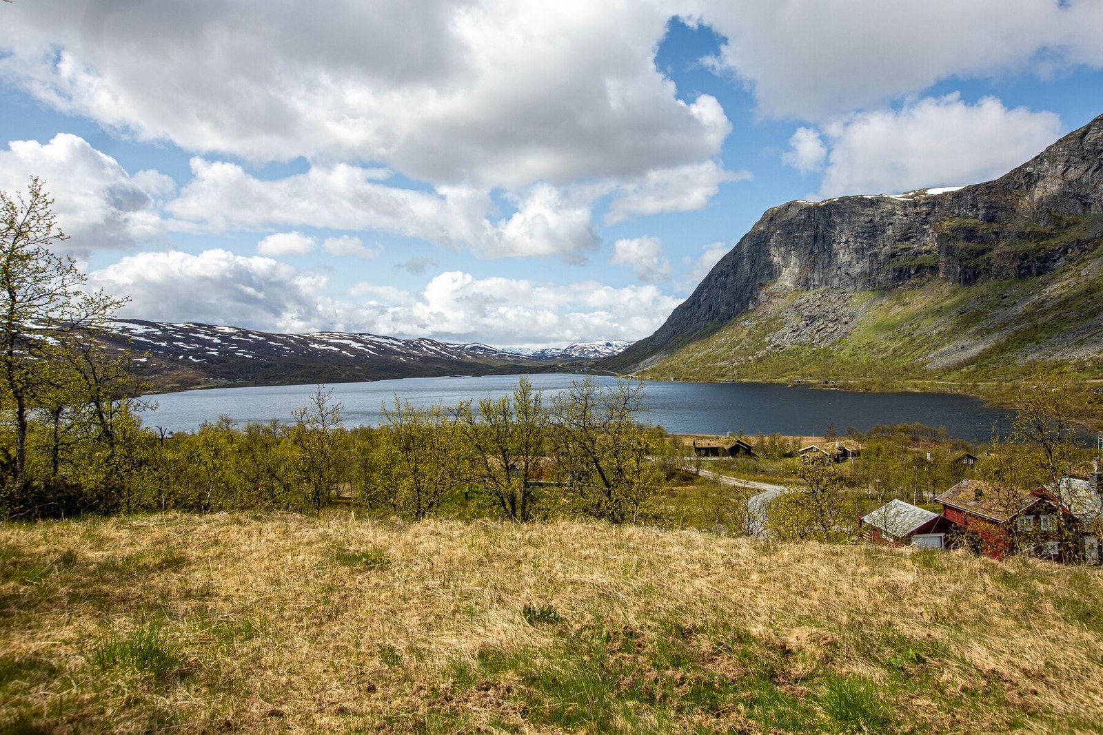 Eiendommen ligger i fjellterreng med gode solforhold og utsikt til Otrøvatnet og fjellområdene i nærheten Galleribilde