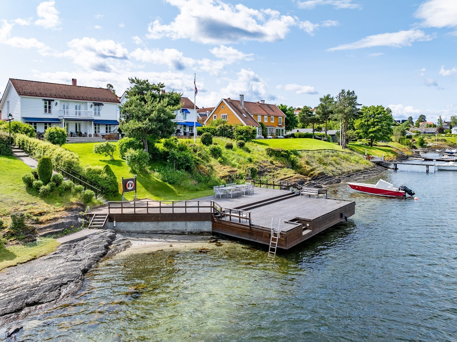 Bryggen er stor og en fantastisk fasilitet for alle beboerne, dessuten bøyeplass og småbåter/kajakk på land Galleribilde