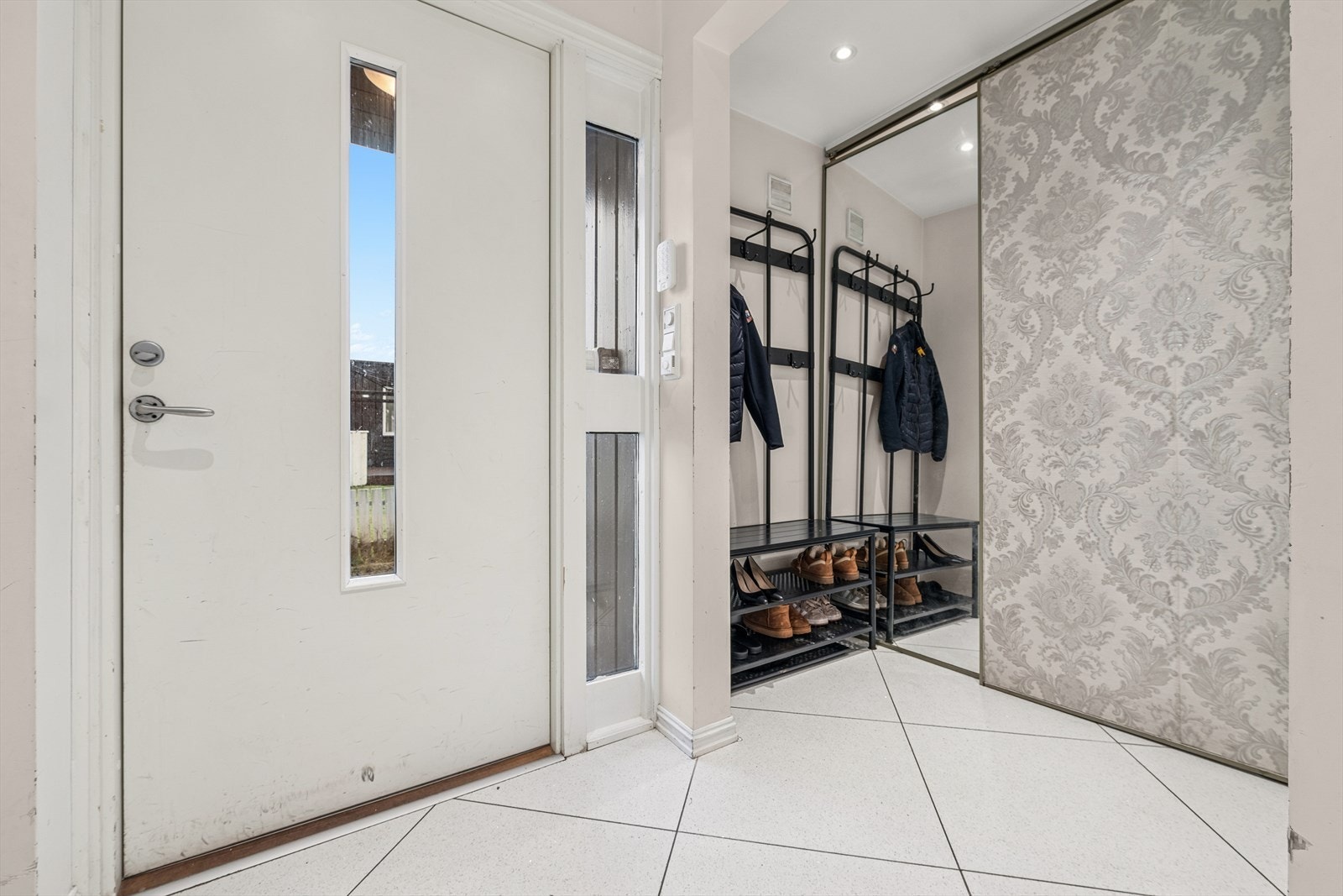 Entreen er innredet med praktisk skyvedørsgarderobe. Galleribilde