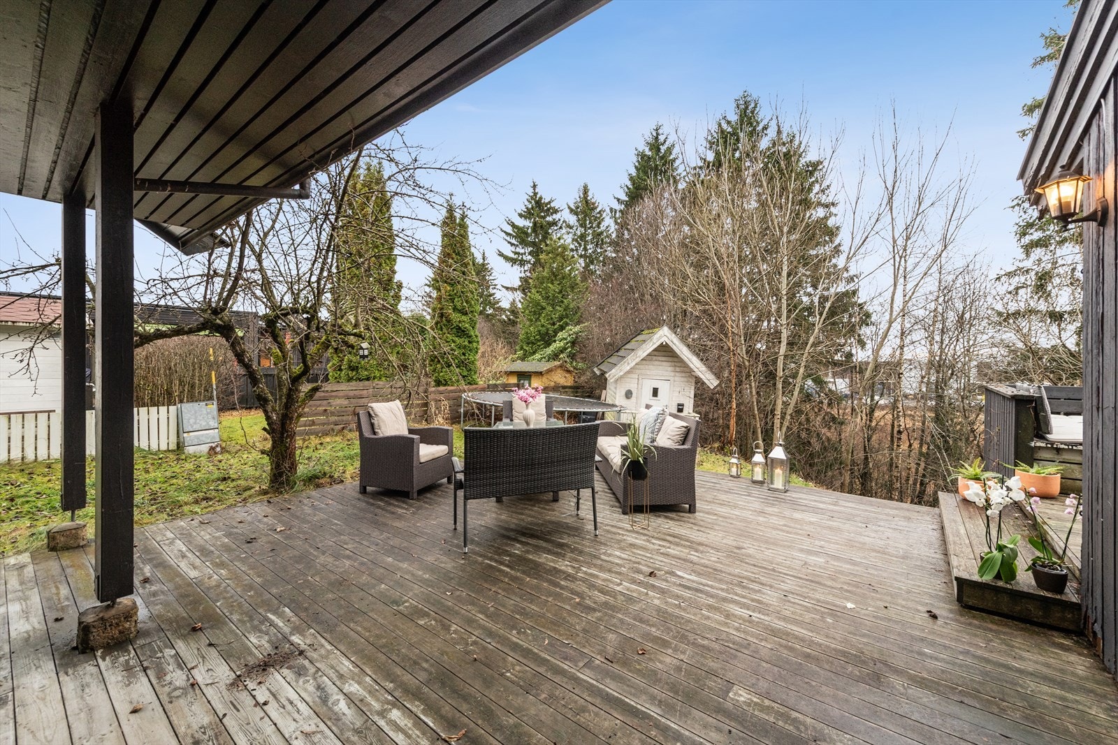 Fra stuen er det utgang til en solrik terrasse og videre ut til hagen. Galleribilde