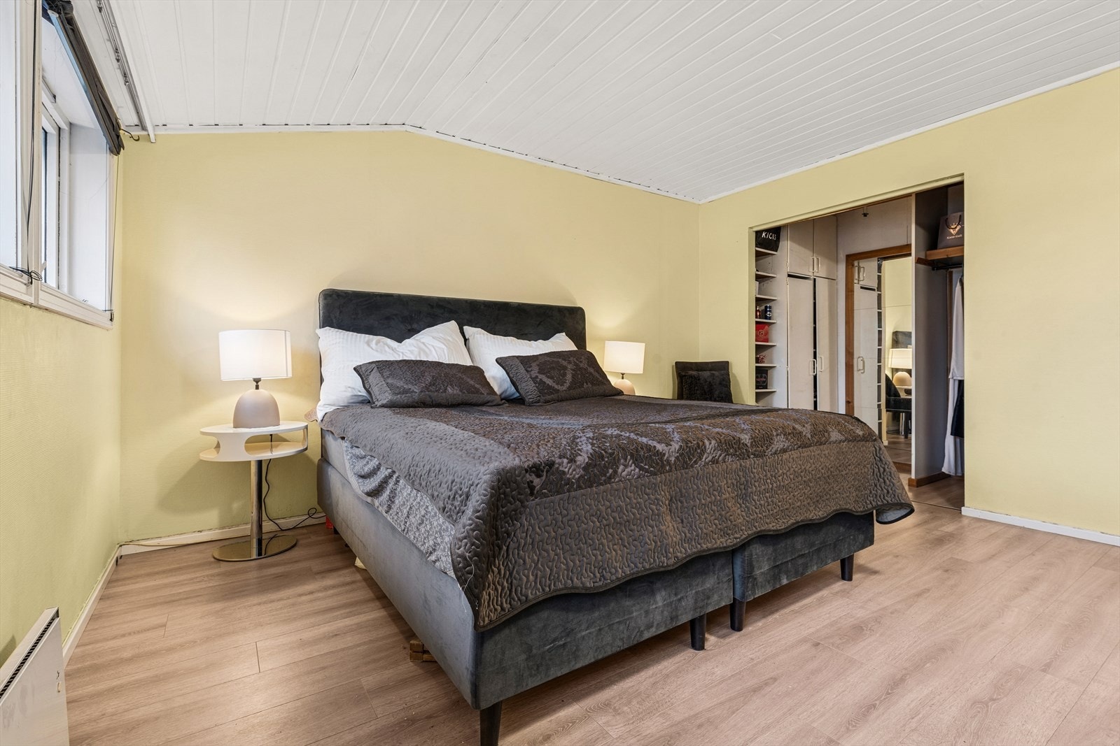 I tilknytning til hovedsoverommet er det en praktisk walk-in garderobe. Galleribilde