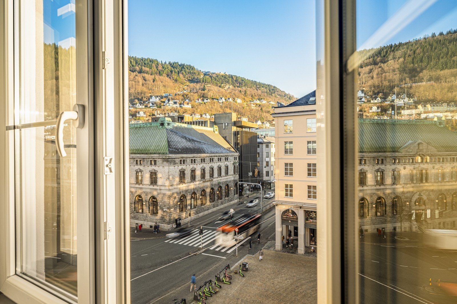 Nydelig utsikt over Torgallmenningen, ned mot bryggen og opp mot Fløyen! Galleribilde