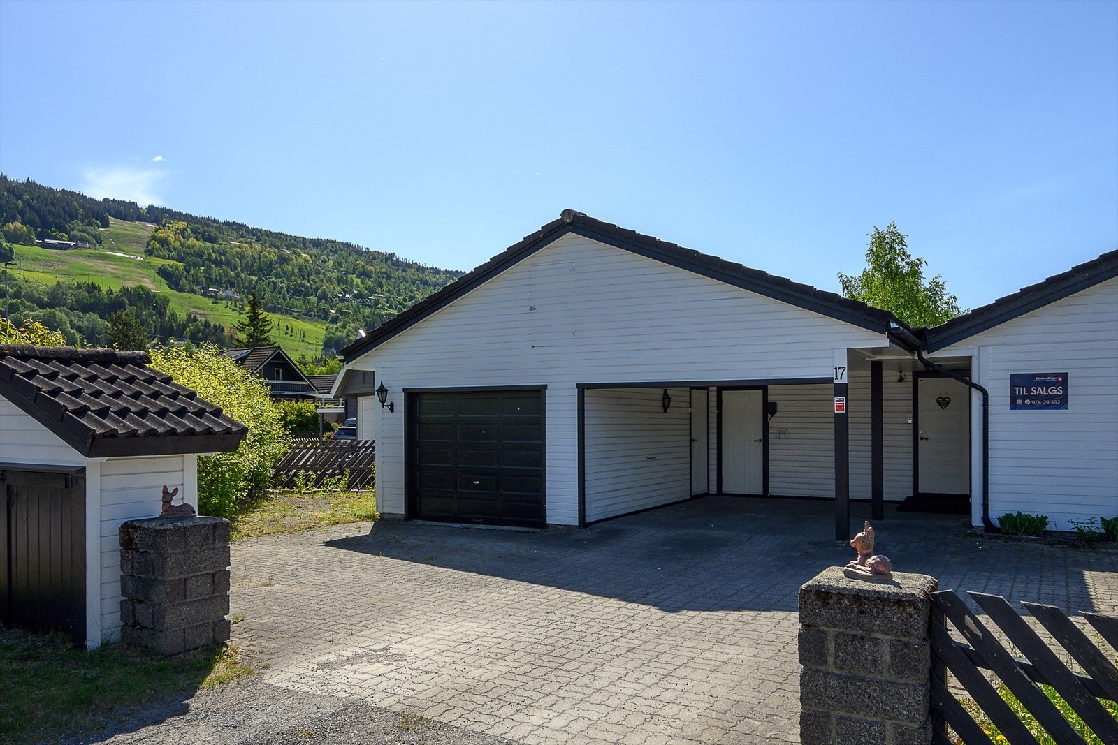 Eiendommen er godt tilrettelagt med både garasje og carport. Garasjen har innlagt strøm og det er elbil-lader i carport. Galleribilde