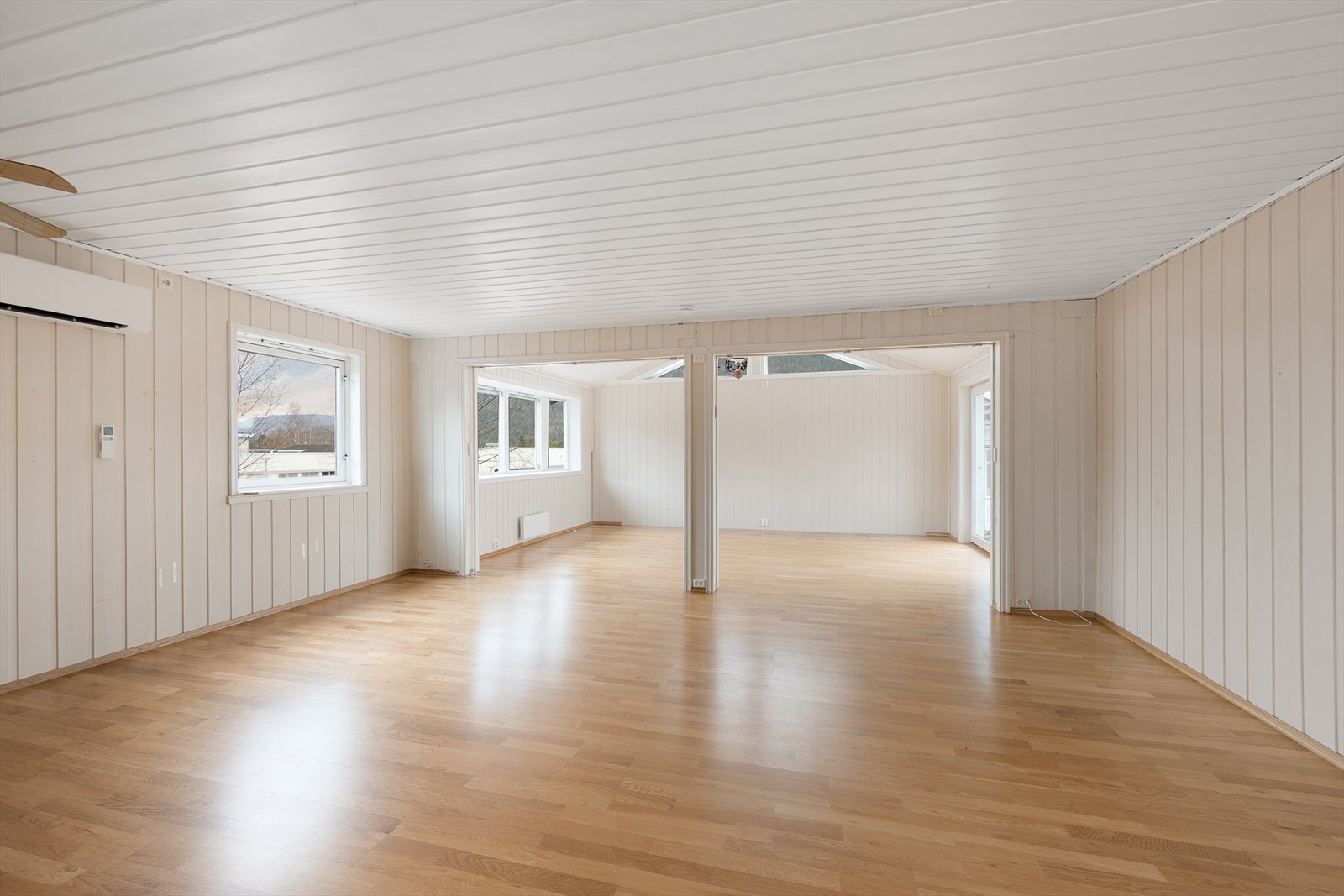 Stuen er romslig og ble utvidet med et tilbygg i 2006, noe som gir flere møbleringssoner. Galleribilde