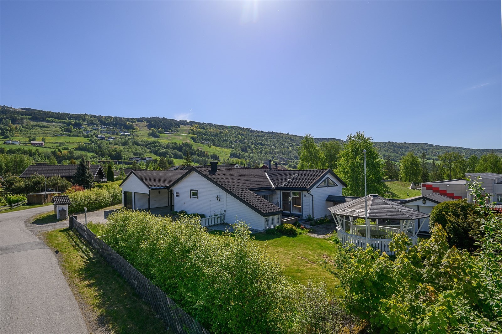 Velkommen til Rådyrvegen 17! Her bor du med umiddelbar nærhet til natur og turmuligheter, samtidig som det er kort vei til alpinanlegg i Hafjell og byliv på Lillehammer. Galleribilde