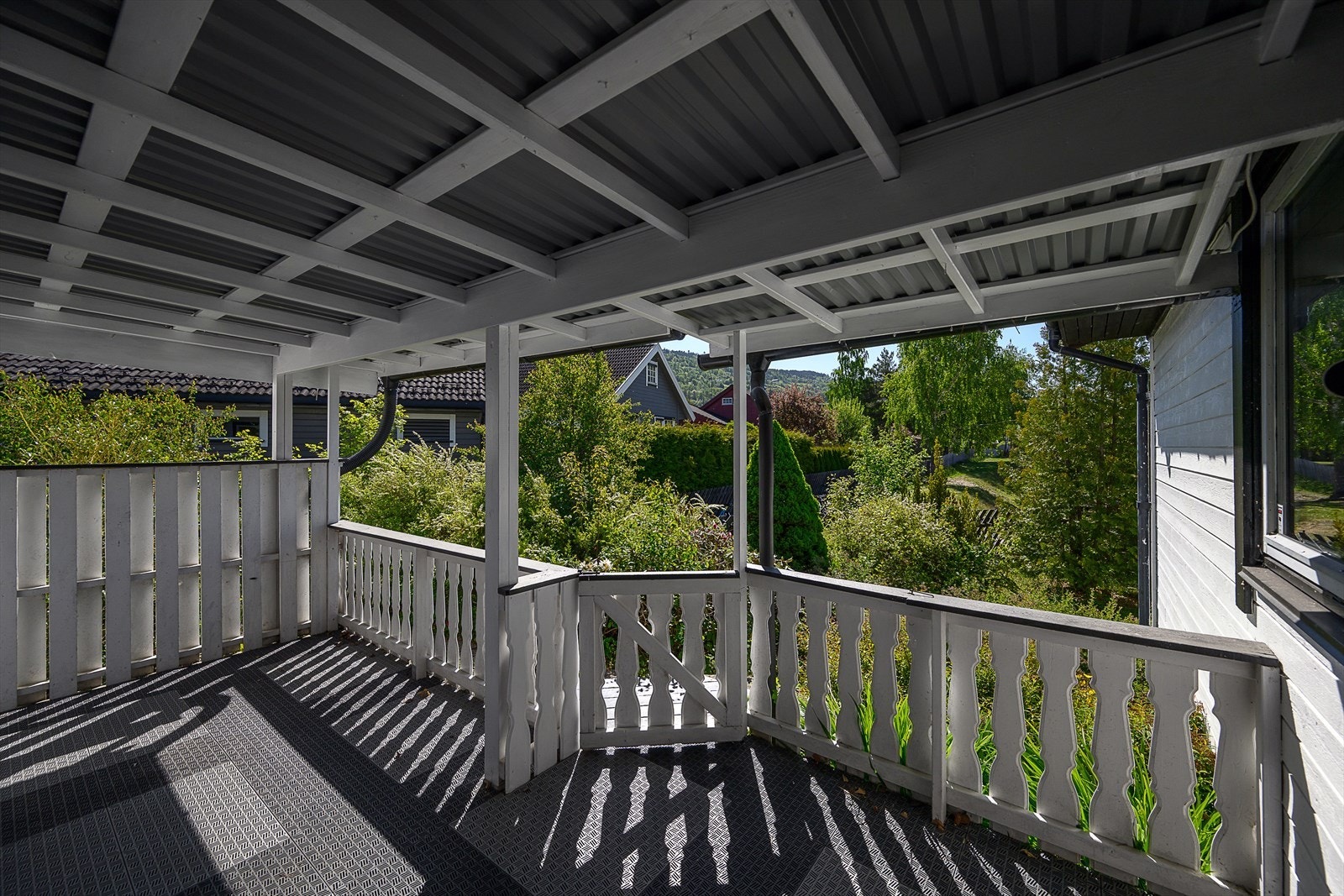 Overbygget terrasse på sørsiden av boligen, perfekt for å nyte utelivet. Galleribilde