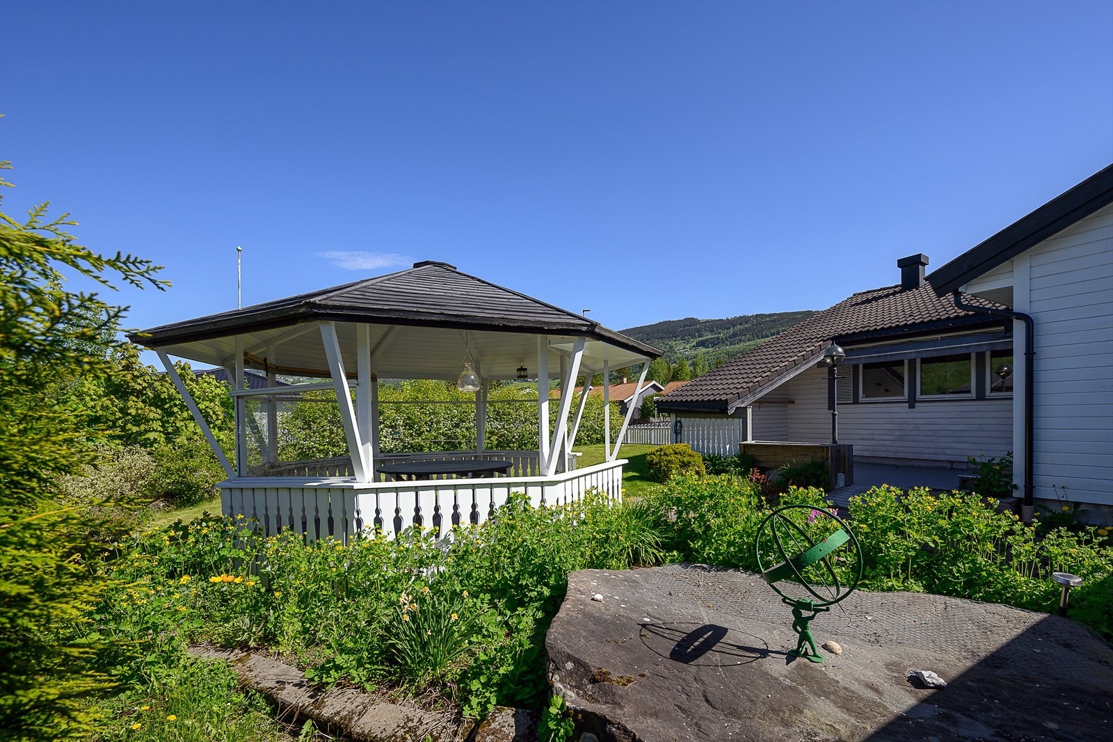 Den frittstående paviljongen er et hyggelig samlingspunkt i hagen, med plass til en sittegruppe. Galleribilde