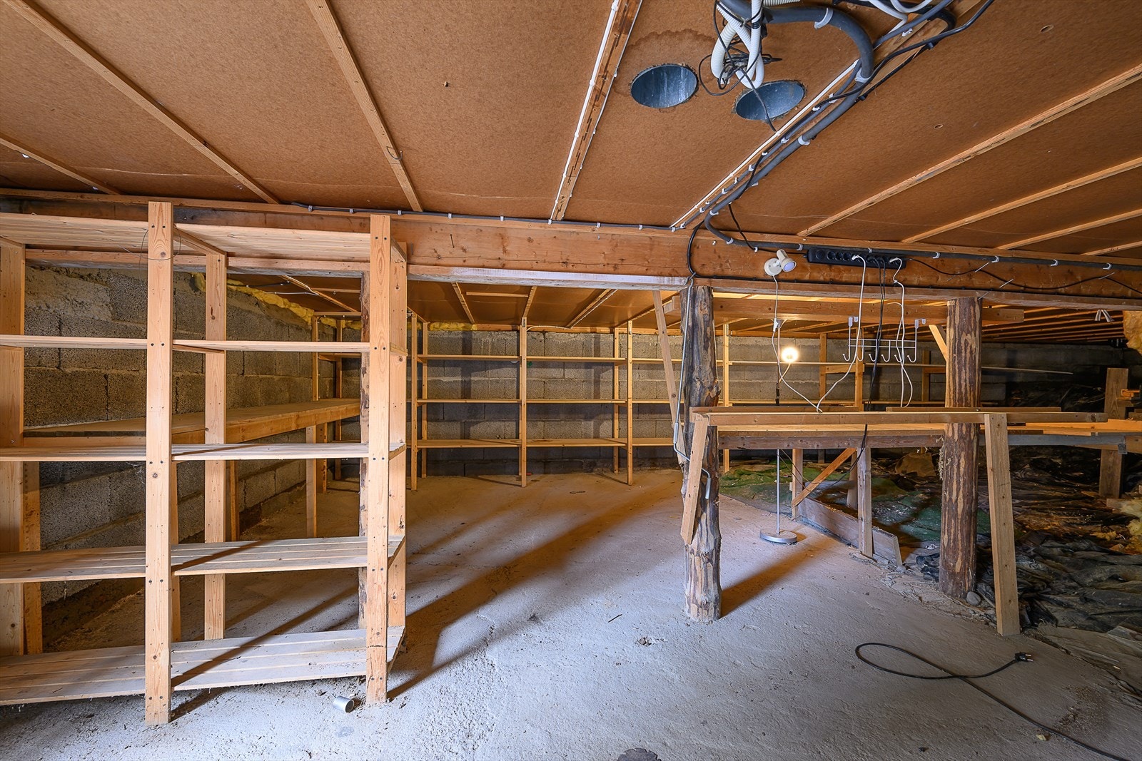 Kjelleren har et stort lagerrom på 33 m² med rikelig lagringsplass. Her er også sentralstøvsugeren plassert. Galleribilde