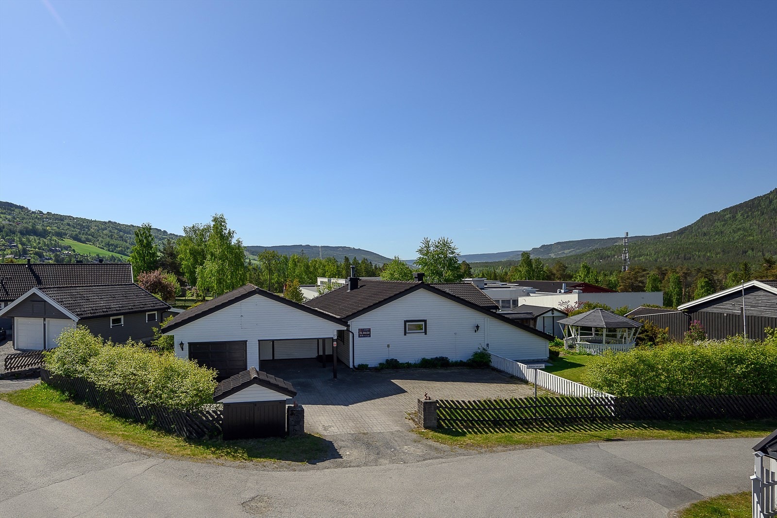 En innholdsrik enebolig med en attraktiv og familievennlig beliggenhet. Romslig gårdsplass. Foto: Lars Marius Bækkevold Galleribilde
