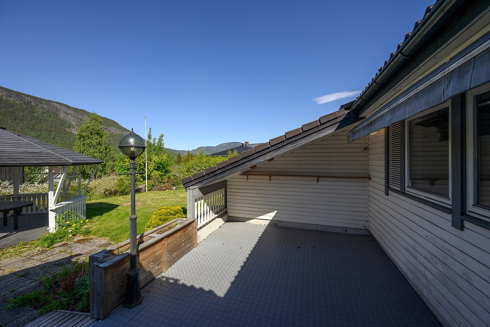 Eiendommen har et samlet terrasseareal på 56 m², fordelt på flere soner rundt boligen. Galleribilde