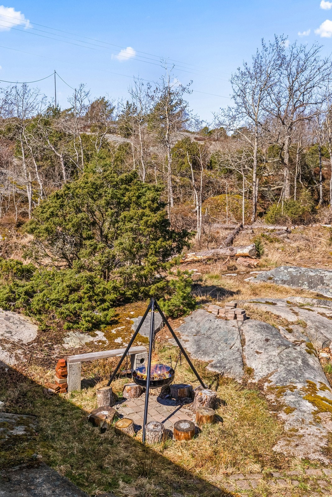 En egen bålpanneplass er etablert på tomten, perfekt for samling rundt flammene. Galleribilde
