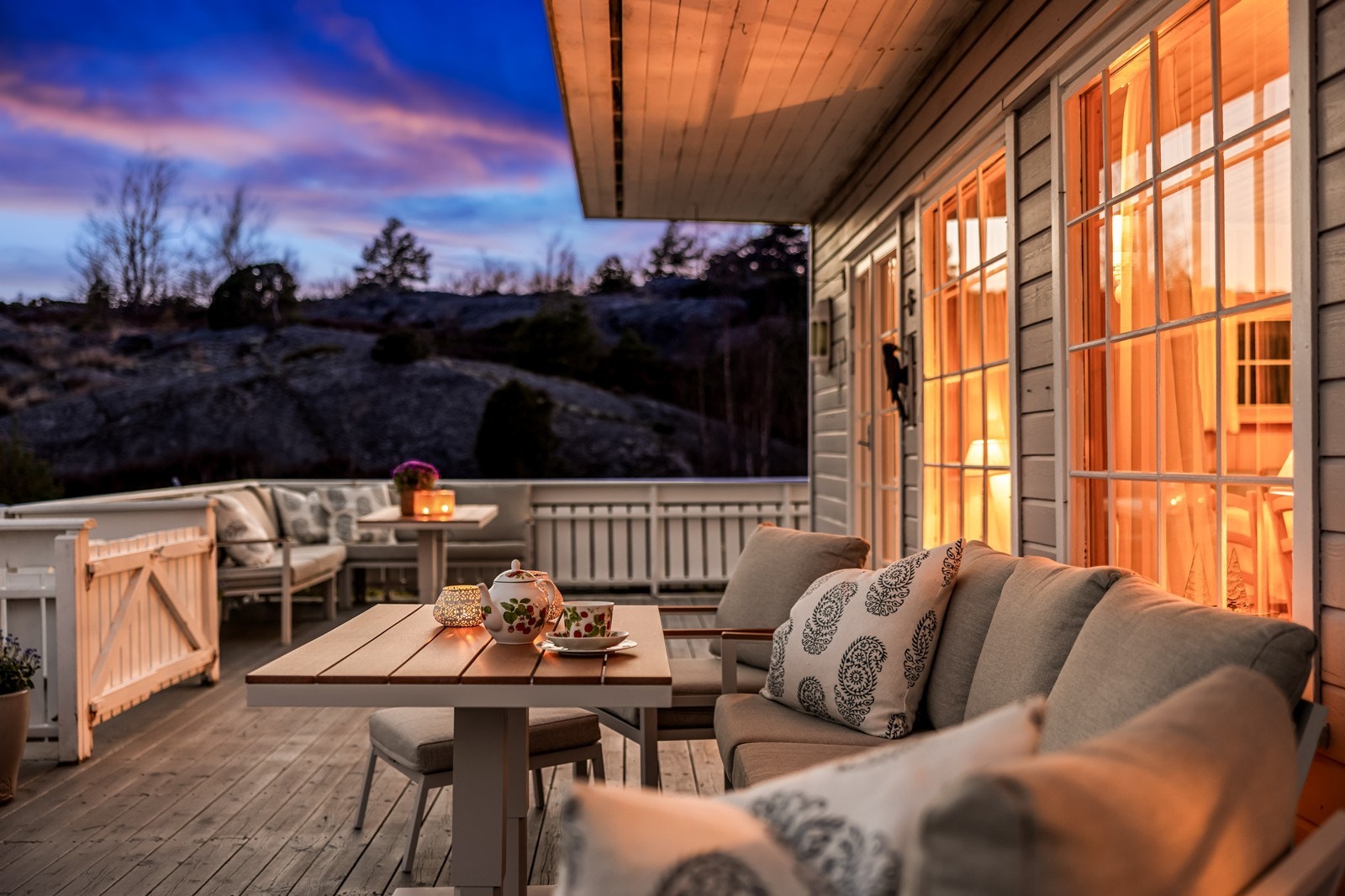 Terrassen er perfekt for å nyte lange, fine sommerkvelder. Galleribilde