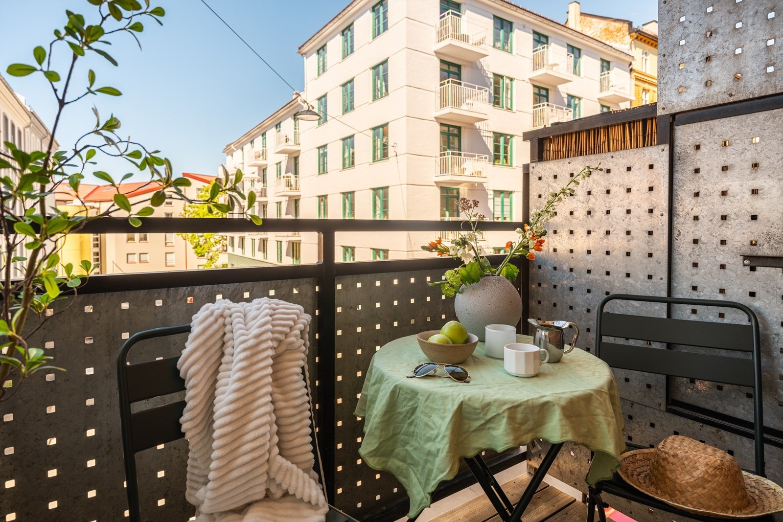 Leiligheten byr på gode lys- og solforhold og en sjelden god atmosfære, i tillegg til en populær beliggenhet! Galleribilde