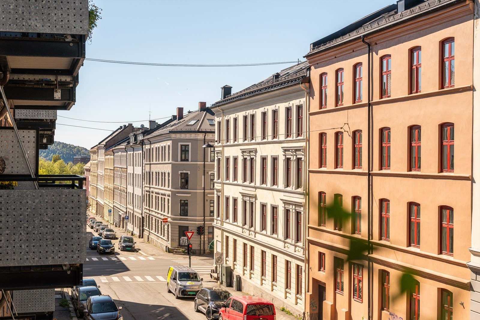 Balkongen har utsyn mot rolig gate. Galleribilde