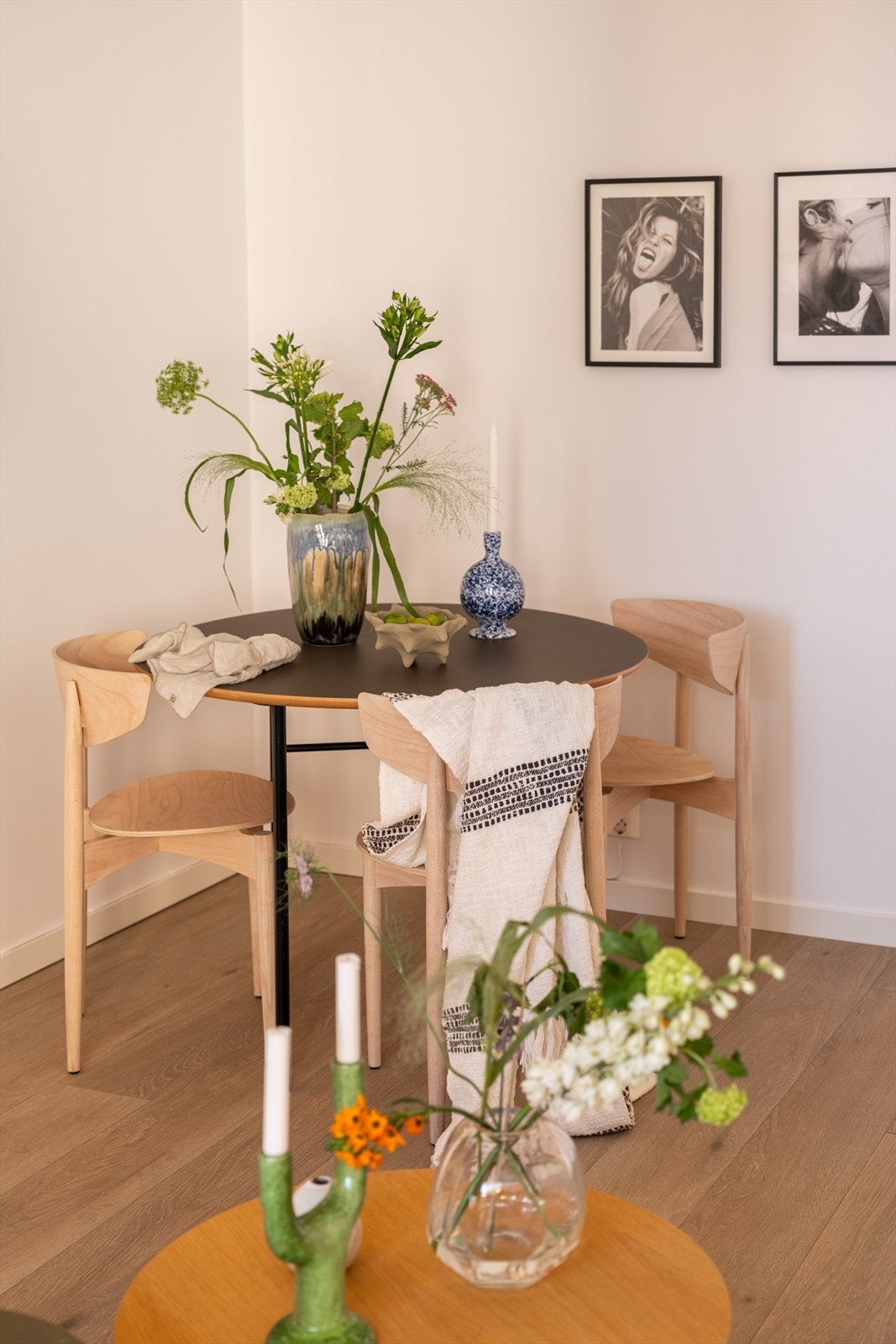 Spisegruppen finner sin naturlige plass i hjørnet. Her er det god plass til å utvide bordet og dekke på til flere gjester. Galleribilde