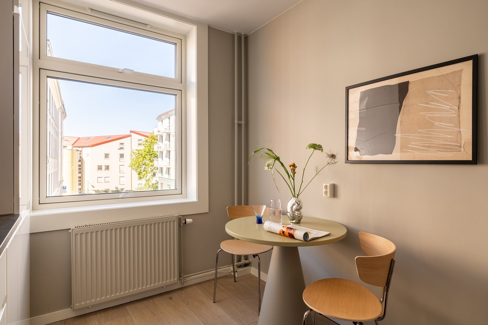 Her er det plass til en liten spisegruppe hvor kaffen kan nytes på morgenkvisten. Galleribilde