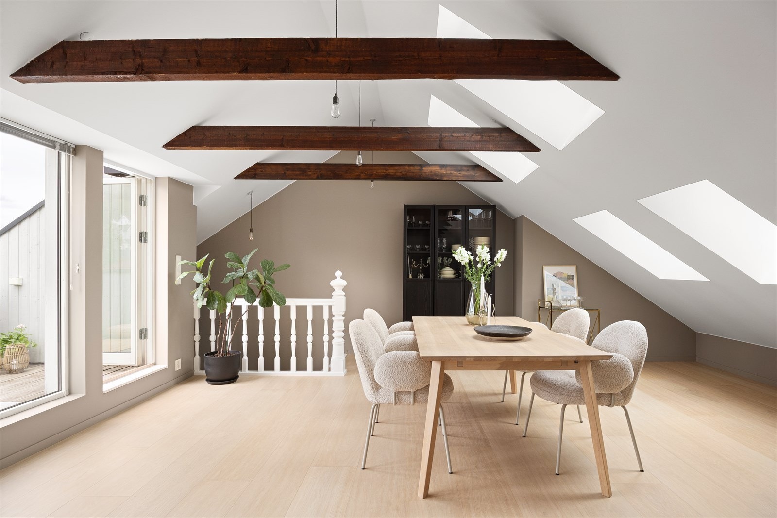Loftet er bruksendret til oppholdsrom og har flotte detaljer og overflater med parkett, teglsteinspipe og originale takbjelker som er bevart Galleribilde