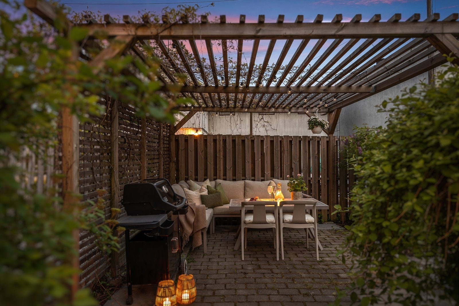 Skjermet og fin uteplass under pergola tilhørende leiligheten. Galleribilde