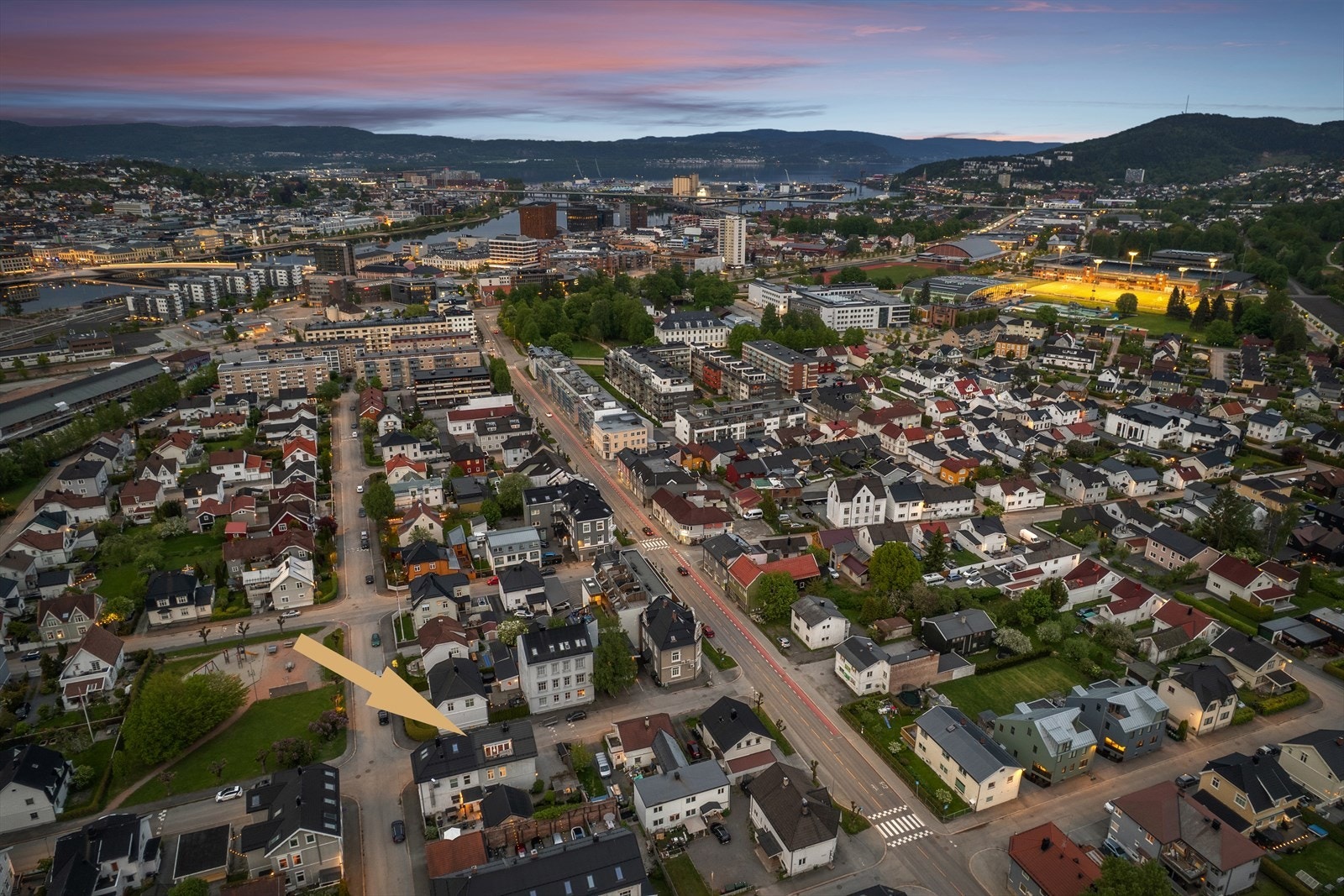 Boligen har en tilbaketrukket, men sentral beliggenhet i Nybyen Galleribilde