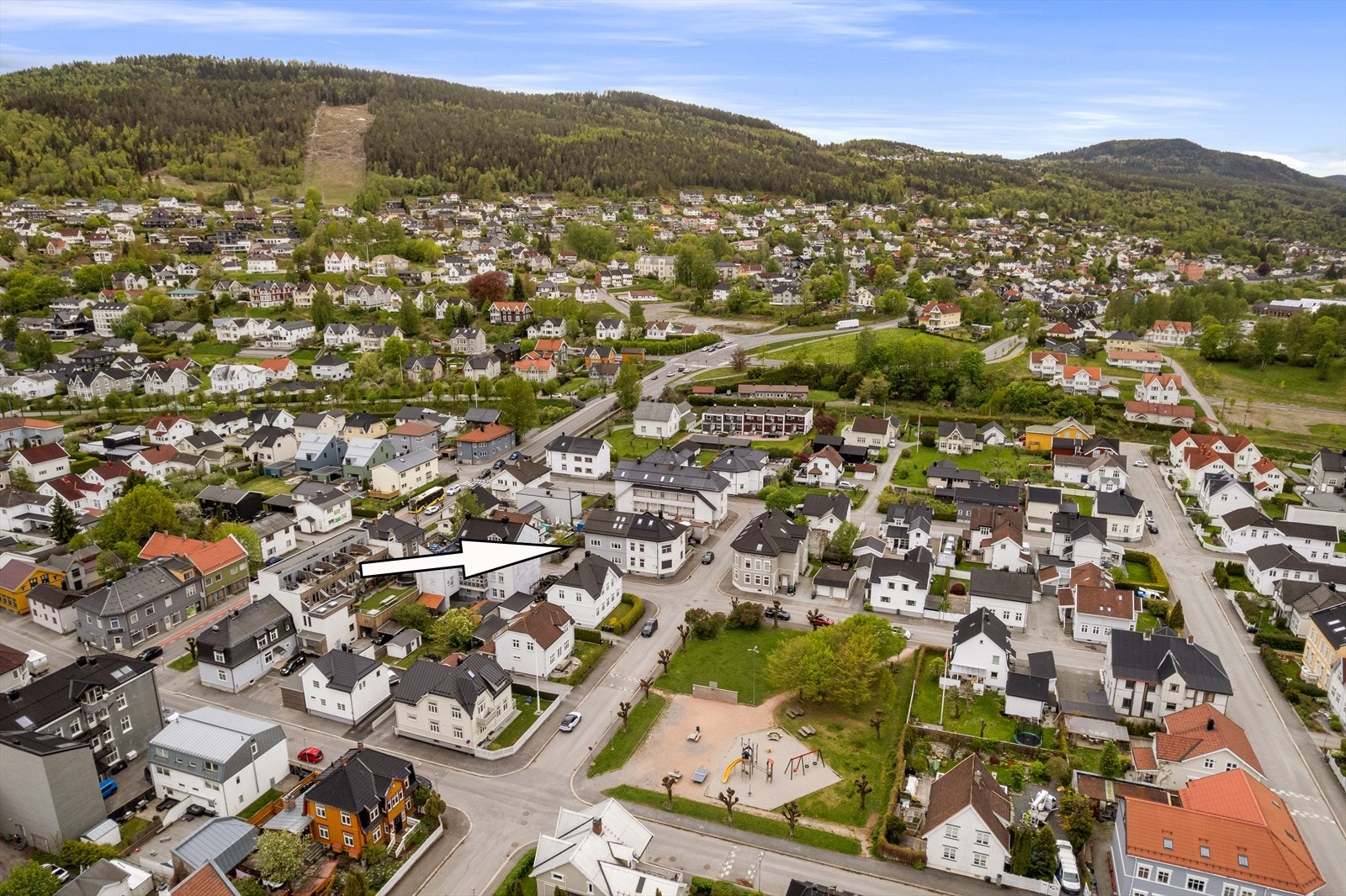 Beliggenheten er utmerket for deg som ønsker et stille og rolig boområde, men samtidig kunne pendle enkelt til jobben i Oslo Galleribilde
