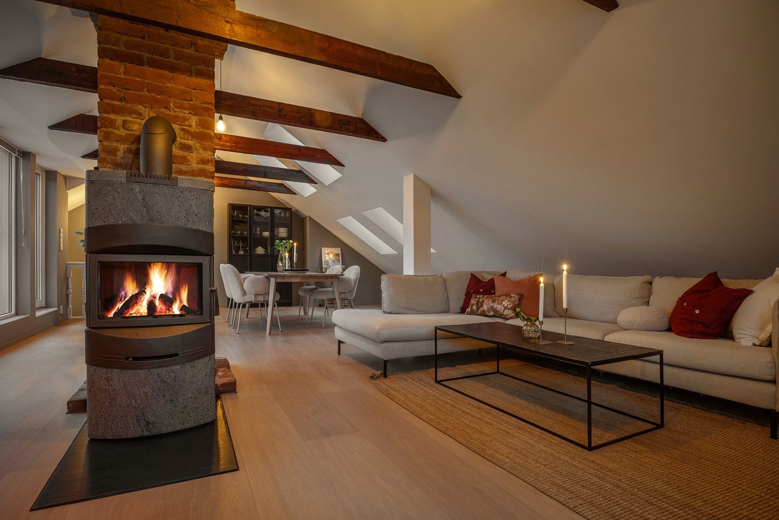 God plass for sofagruppe ved peisen Galleribilde