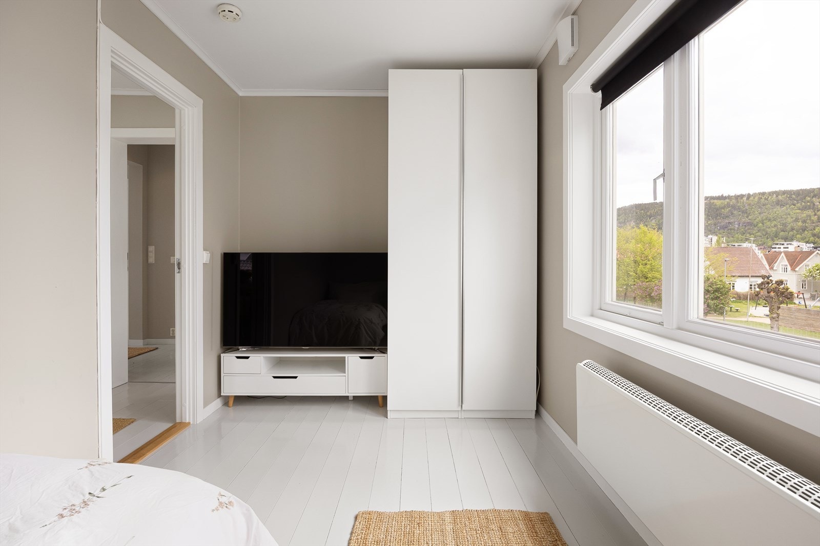 Lyst og delikat med plass for seng og garderobe Galleribilde