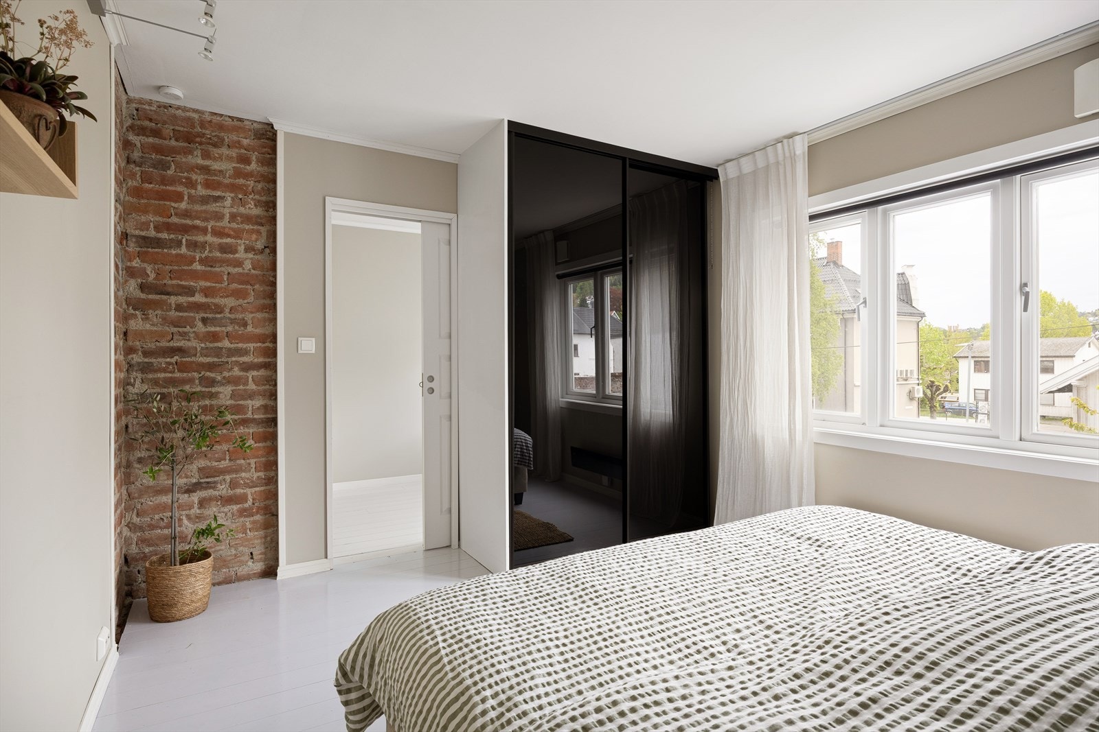 Også her er det skyvedørsgarderobe for god oppbevaringsplass Galleribilde
